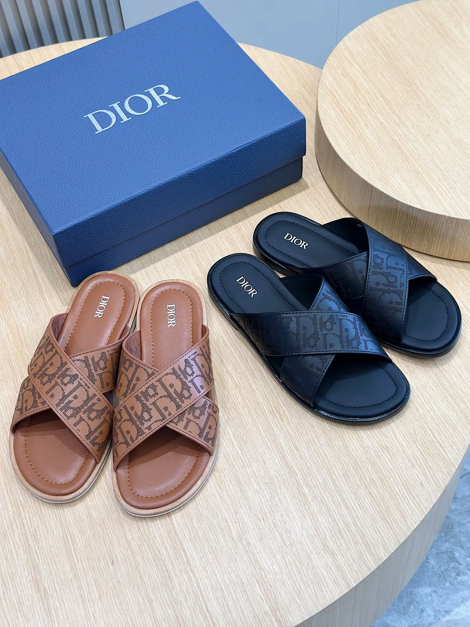 P320 Dior Alias ​​Men's Genuine Leather Slippers This Alias ​​sandal is new for summer, showing casual and elegant style. Carefully crafted from grained cow leather and Oblique printed fabric, with cowhide lining! Cross strap design. The imported cowhide leather and rubber sole adds sophistication and comfort, while Oblique print-effect anti-slip panels add style. Size: 39-44 (customized at 38.45)